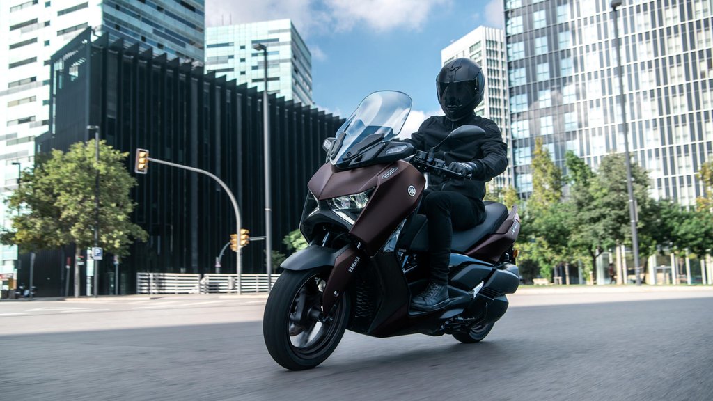 2024-Yamaha-XMAX300-ASP-EU-Dark-Magma-Action-007-03.jpg