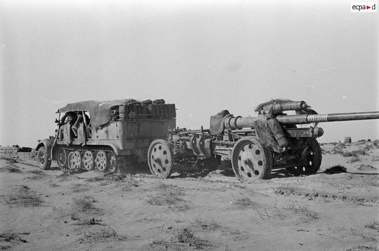 Le semi-chenillé SdKfz-7 tracte le canon de 10 cm Kanone 18 (5)