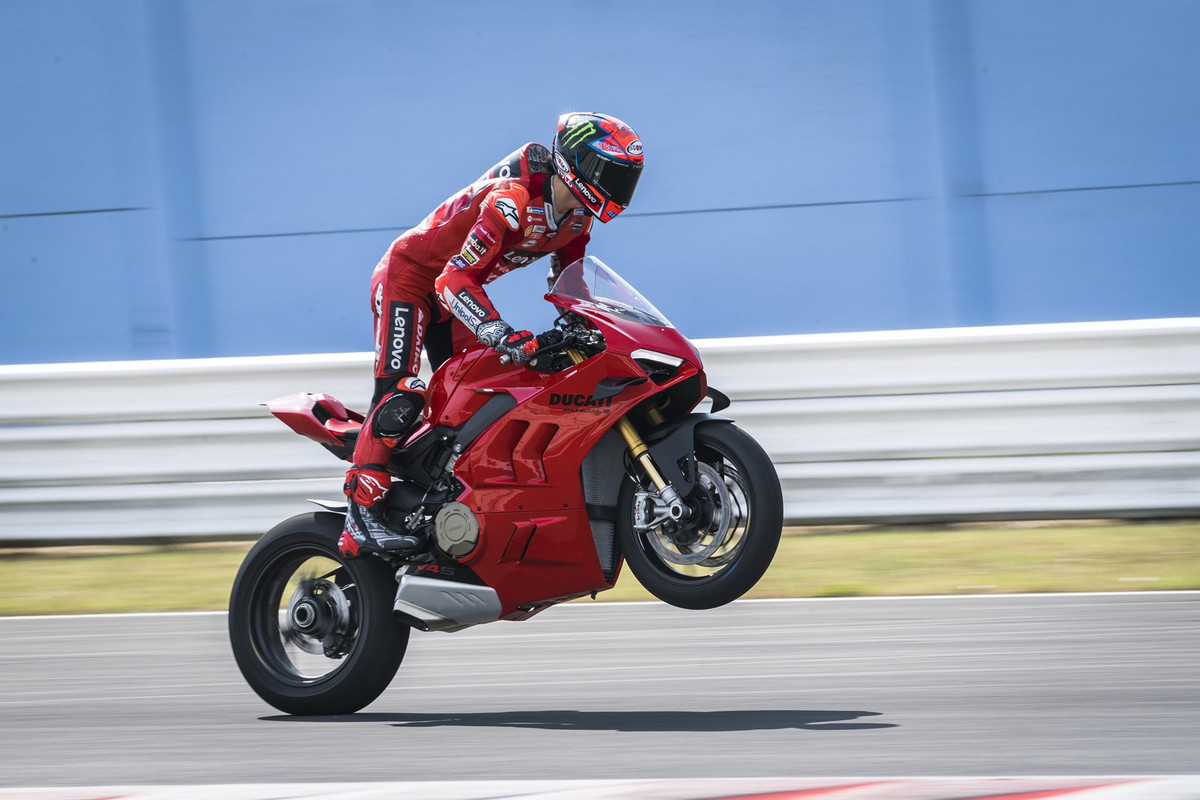 Супербайк Ducati Panigale V4 2022