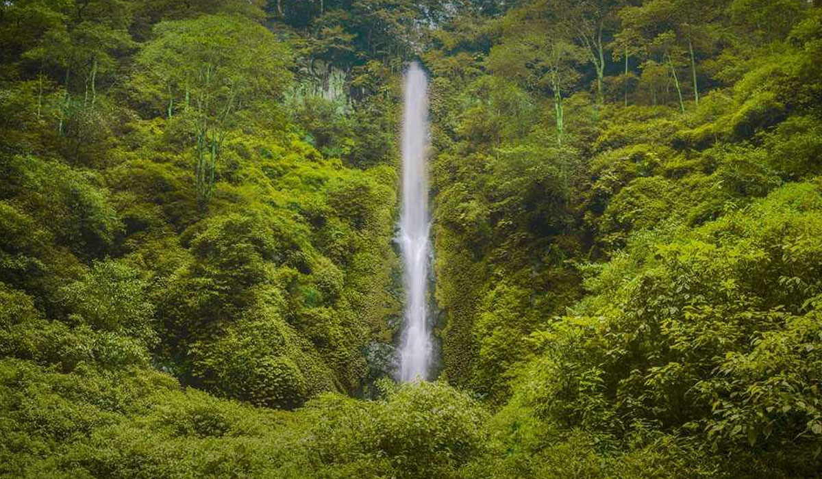 Keindahan Air Terjun Cuban Rais, Surga Tersembunyi yang Bikin Betah!
