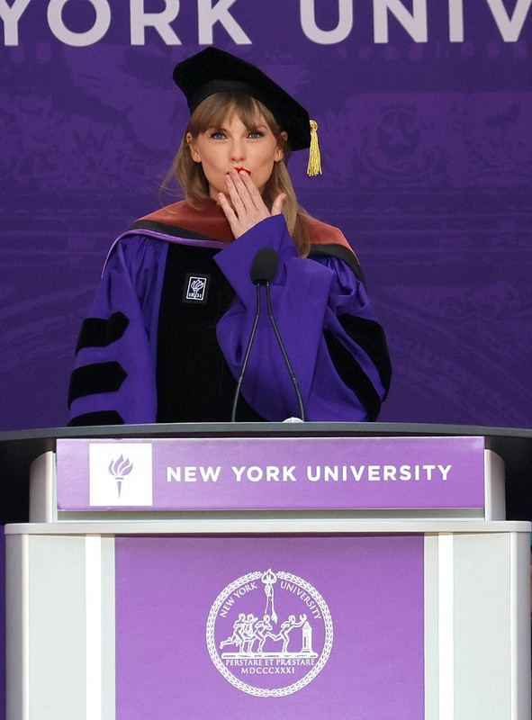 Taylor Swift dalam upacara pemberian gelar Doktor Honoris Causa.