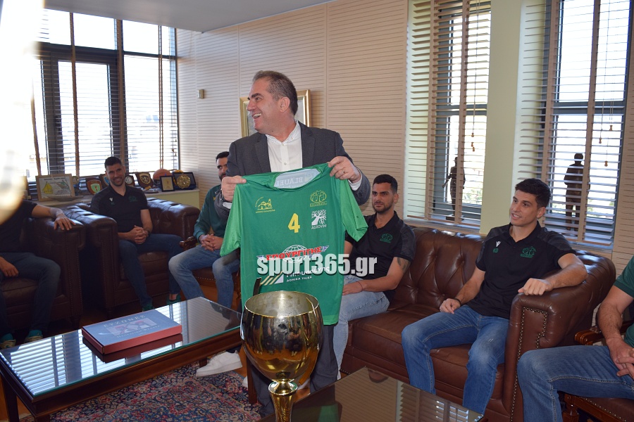 , Οι θριαμβευτές της Καλαμάτας ’80 στο Δημαρχείο: Η πόλη υποκλίθηκε στους πρωταθλητές! – «Να γιορτάσουμε και για την Μαύρη Θύελλα» (φωτο & βίντεο)