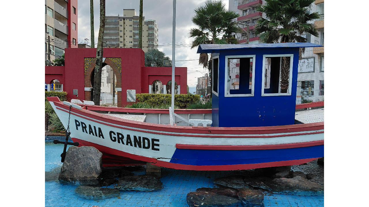 barco decorativo da praça lions, nele está escrito 