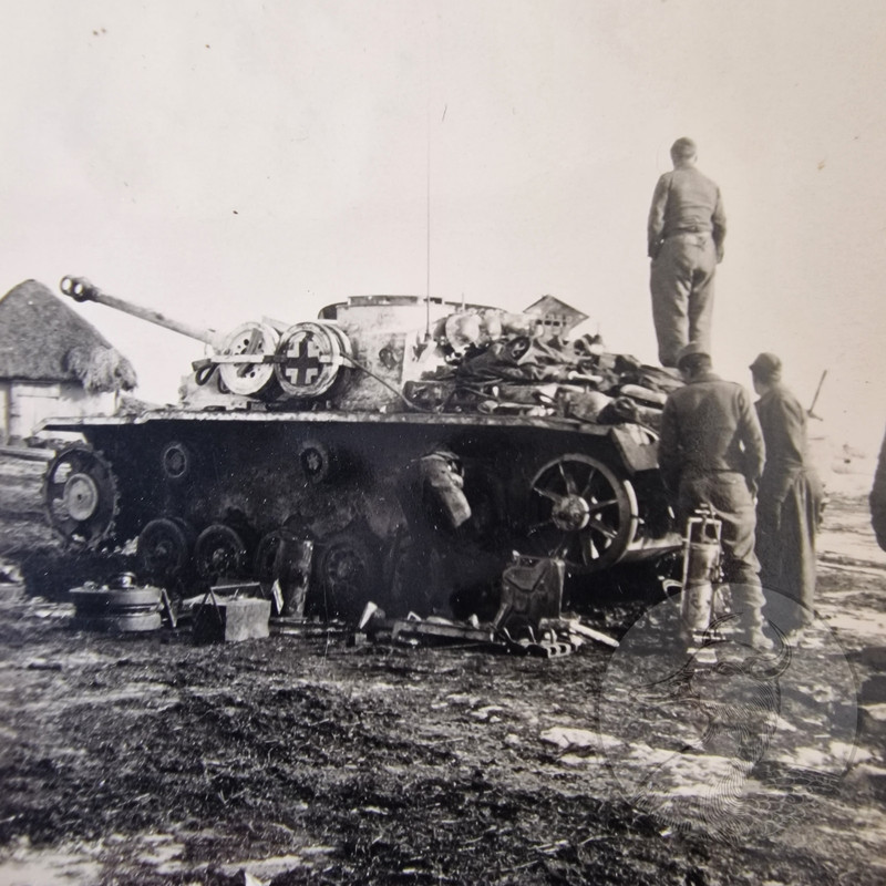 Foto 2WK Wehrmacht Sturmgeschütz StuG III Panzer Soldaten Reparatur (1)