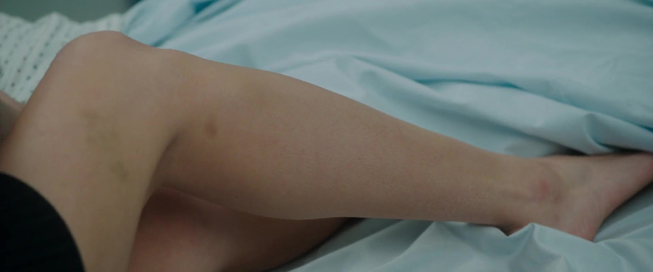 LEGS-COOL-Zoey-Deutch-5