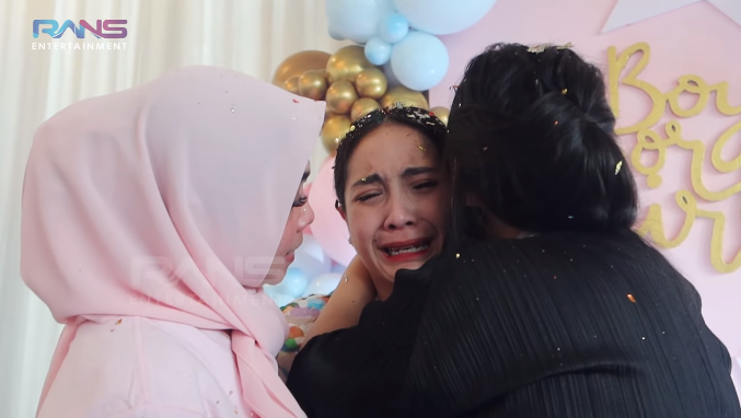 Sambil dipeluk Caca Tengker dan Rieta Amilia, Nagita Slavina terharu ketahui jenis kelamin anak keduanya