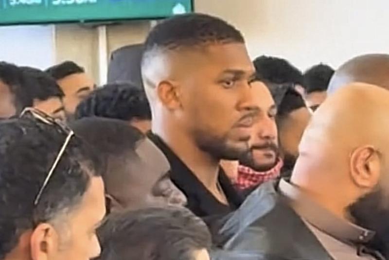 Антъни Джошуа участва в погребалната церемония на приятелите си в Лондон