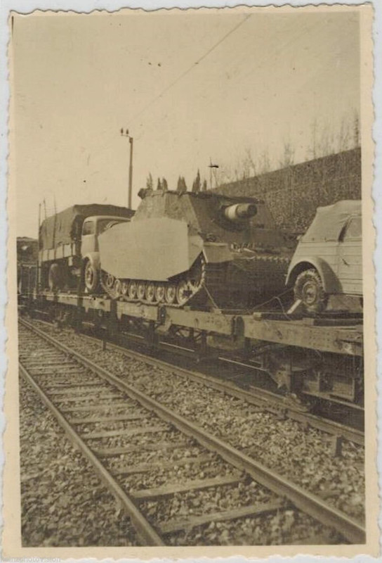 Foto WK.2 Italien Panzer IV Brummbär  verladen a