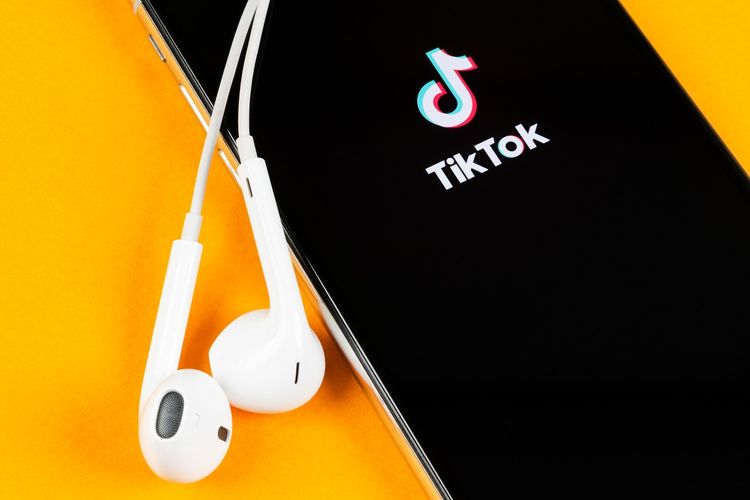 Ilustrasi tampilan aplikasi TikTok Reguler.