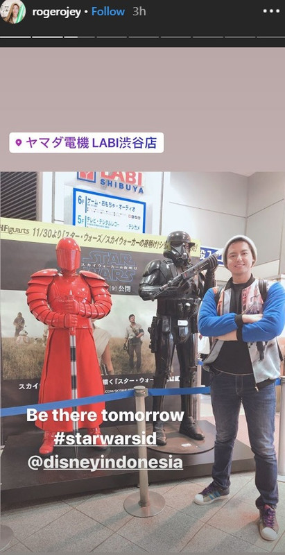 Roger Danuarta berpose dengan patung dalam film Star Wars