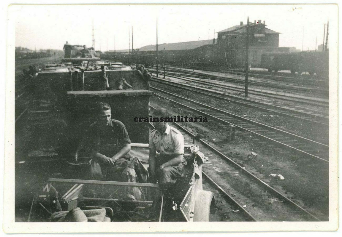 Orig. Foto Tropen Soldaten m. Volkswagen Kübelwagen Typ 82 Panzer Tank auf Zug