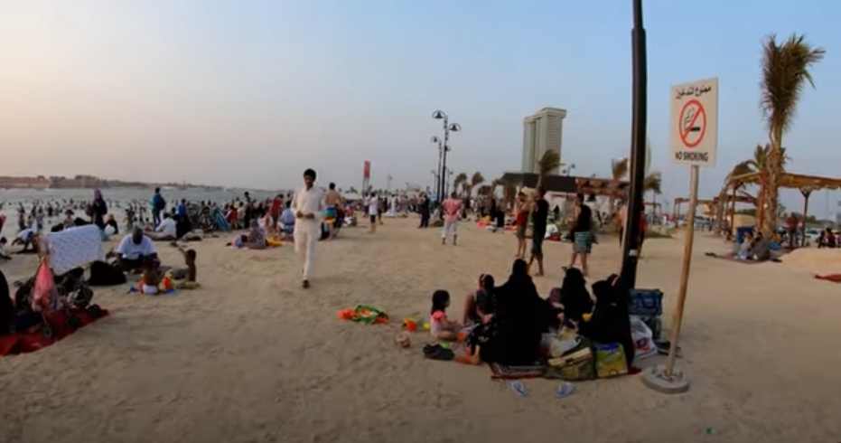 Potret keadaan pengunjung di salah satu pantai umum