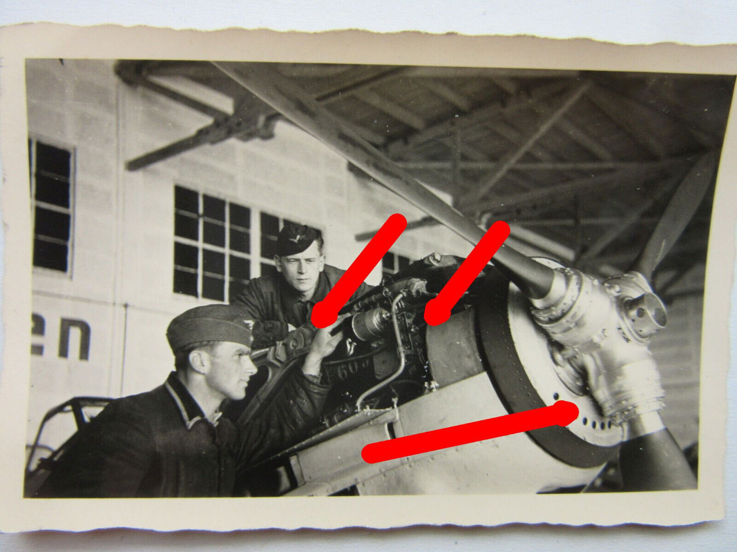 Foto JG 53 Luftwaffe BF 109 Flugzeug Wartung Mechaniker Hangar (1)