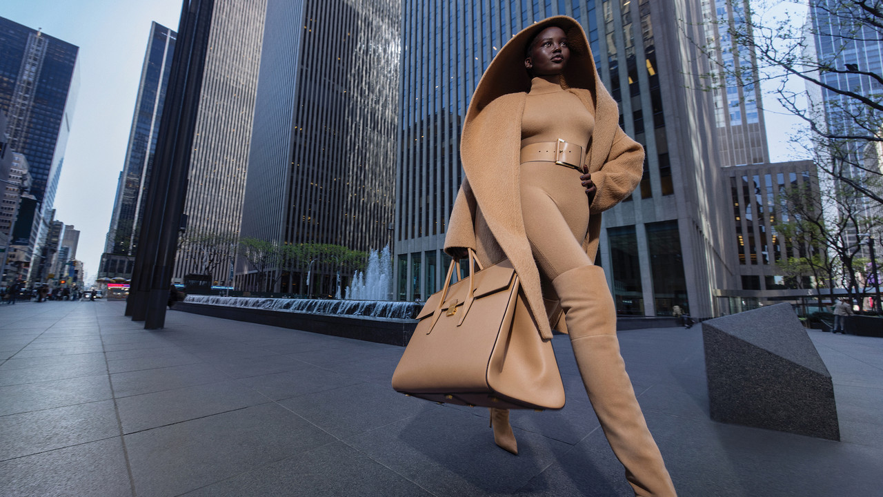 Michael Kors, la campagna FW22 con Adut Akech e Rianne Van Rompaey