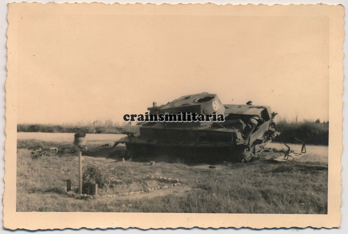 Orig. Foto zerstörte Panzer IV Tank m. Grab Panzermann in Russla