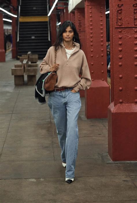 Maglioni Autunno 2026, pullover half-zip beige di Chanel con jeans