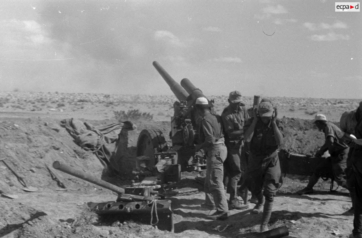 Une batterie de canons 10 cm schwere Kanone 18 règle son tir pour soutenir les blindés (3)