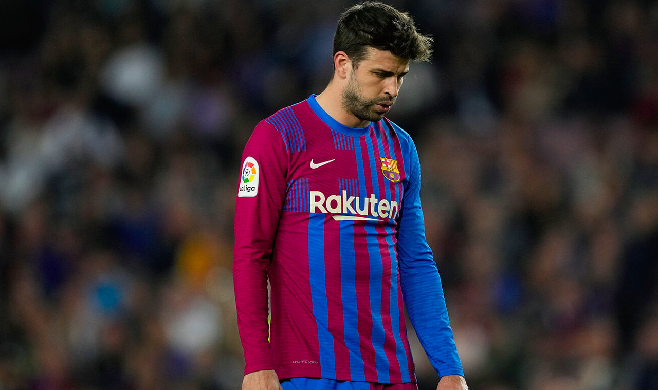 Piqué dejaría el Barcelona por condiciones de Shakira