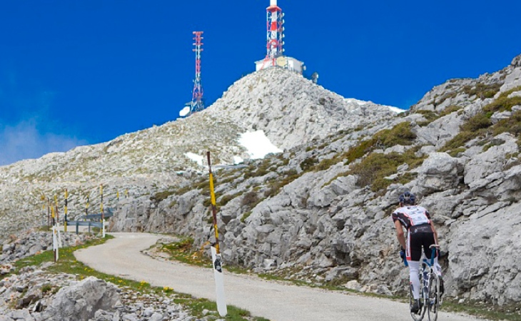 In sella verso la cima del Gamoniteiru (www.canalciclismo.com)