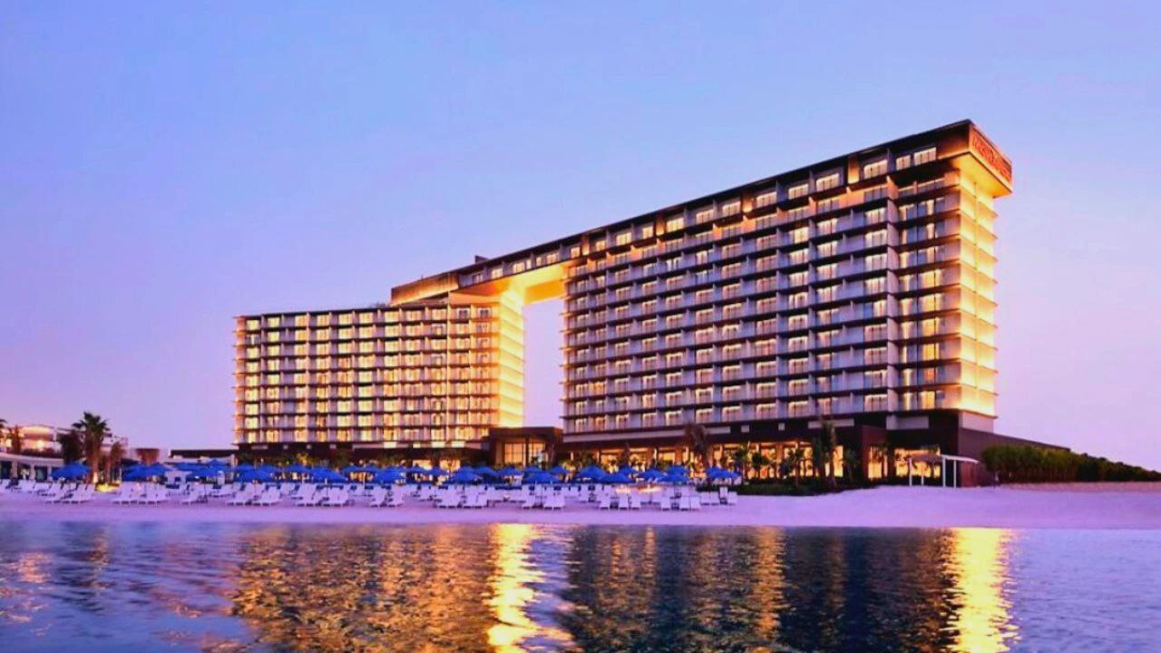 الواجهة الخارجية لفندق Mövenpick Grand Al Bustan Dubai، بتصميم أنيق يجمع بين الحداثة والطابع العربي، ويعكس مستوى الفخامة والخدمة الراقية بالقرب من مطار دبي