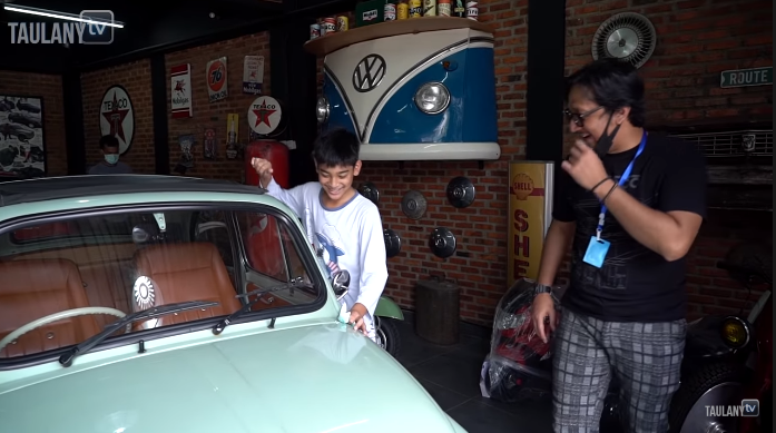 Kenzy melihat hadiah dari Andre Taulany