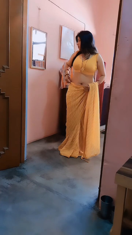 hot sexy desi bhabi navel in orange saree.mp4_snapshot_00.00.337