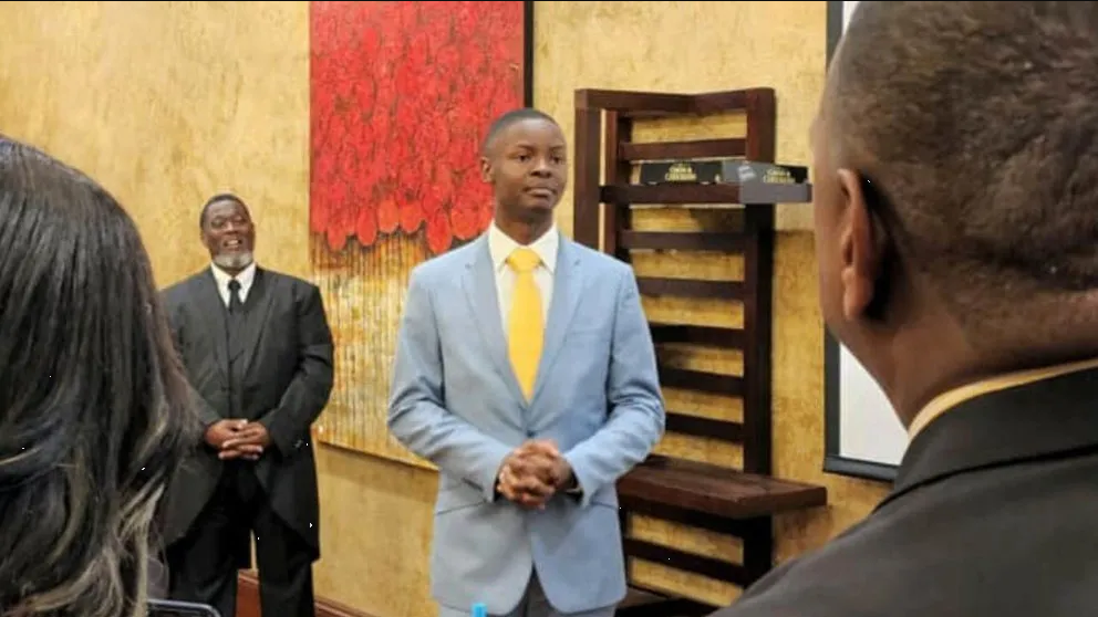 Joven de 18 años de edad fue elegido como alcalde, el funcionario más joven del mundo