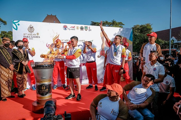 Selama mengikuti Torch Relay ASEAN Para Games 2022, Sandiaga Uno didampingi oleh Wali Kota Solo Gibran Rakabuming Raka serta beberapa artis Tanah Air, Senin (25/7/2022).