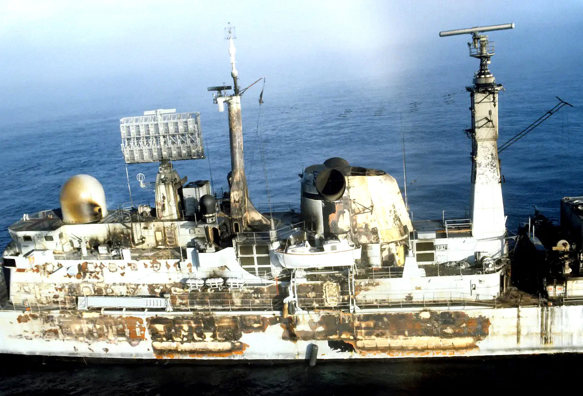 HMS Sheffield (D.80) после ликвидации пожара между 4 и 10 мая 1982-2