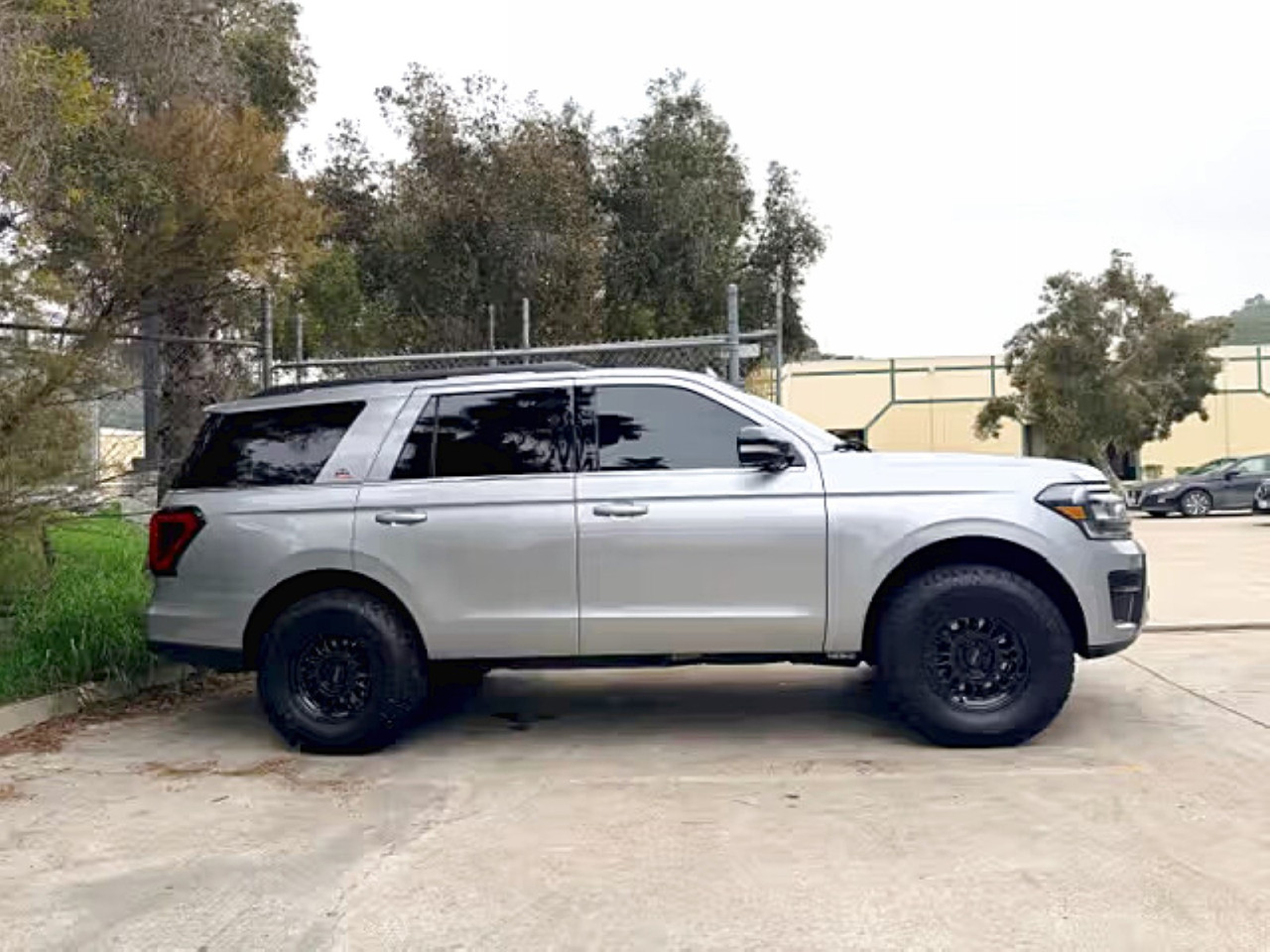 Vehicle thumbnail 4