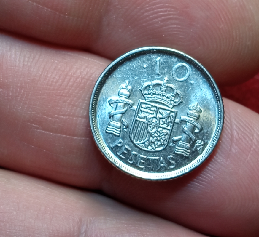 10 pesetas del Rey de 1992 con la leyenda pegada al borde. Eeeee