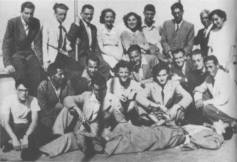 Foto grupal del grupo de la resistencia romana. El sexto en la parte superior izquierda es Franco Calamandrei, un miembro del comando partidario que actuó en Via Rasella