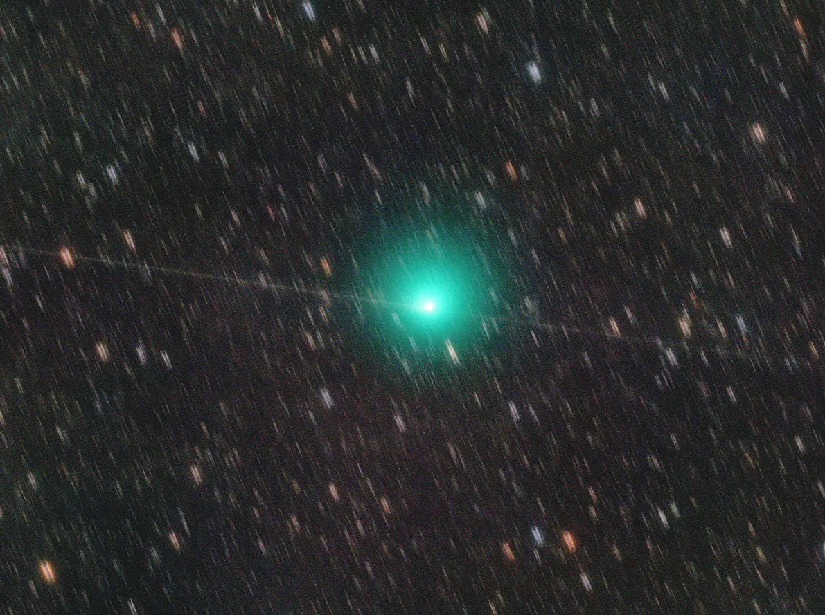 Cometa 10P/Tempel con dust trail visible junto al plano orbital, 17-18 julio 2026