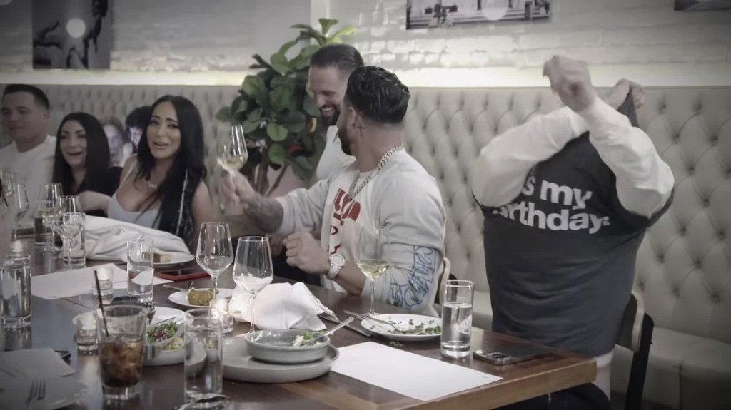 [Image: hha9732xlpjq.jpg]