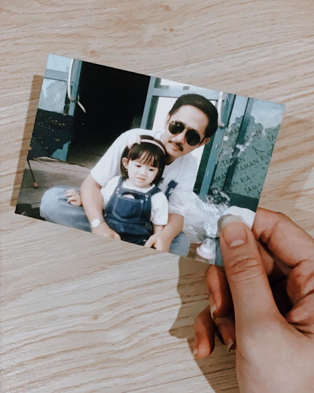 Febby Rastanty kecil bersama mendiang ayah