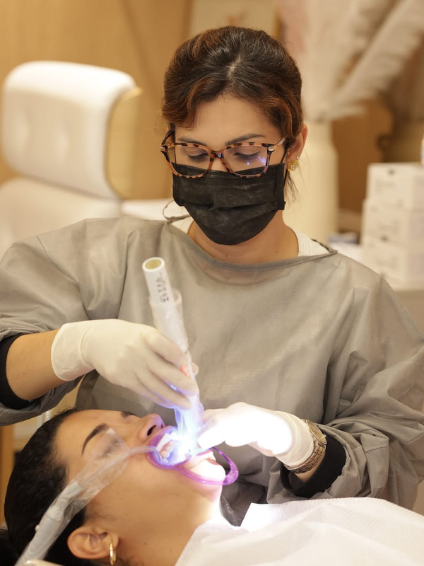 Dra. Débora Camilo no consultório