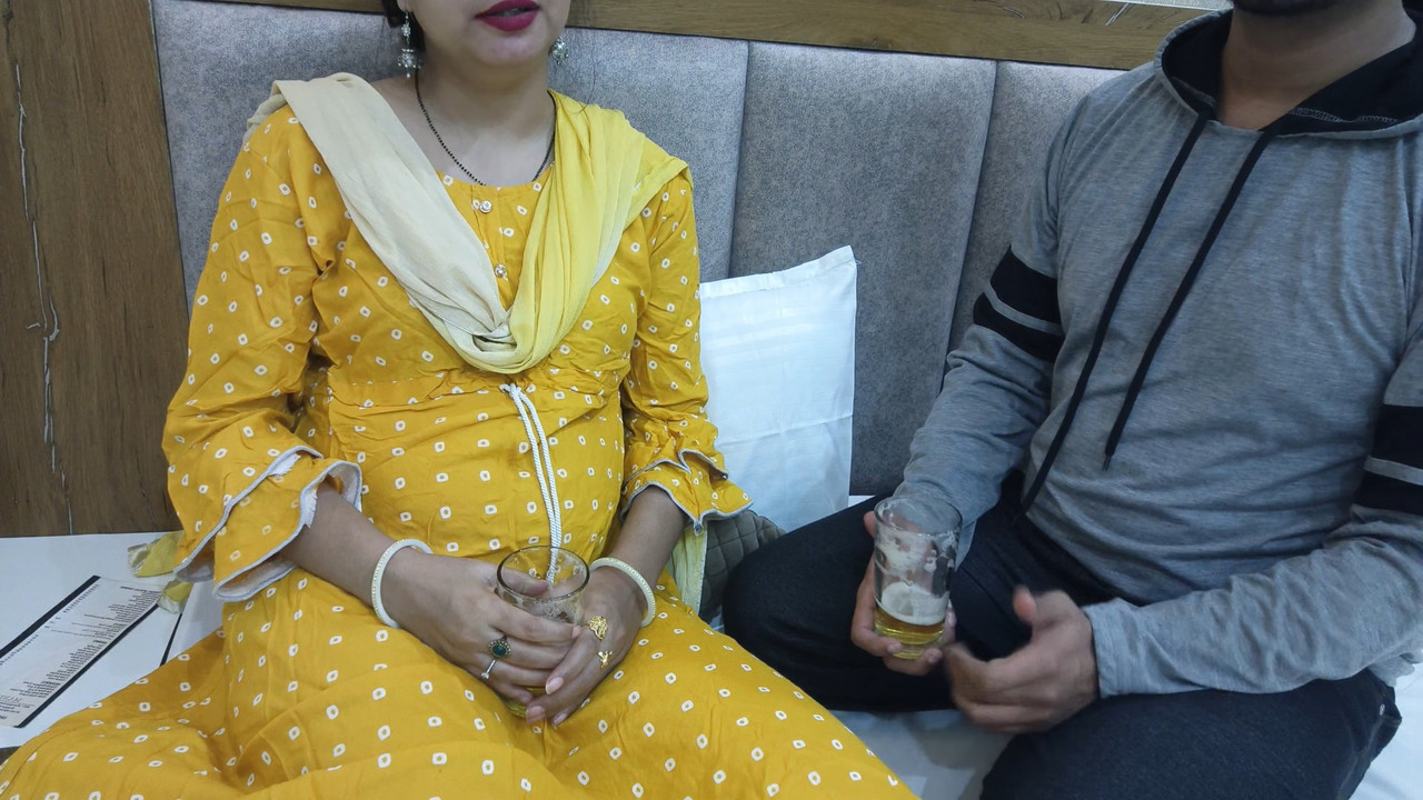 Indian Desi dost ki maa ke sath chudai mazaa lete hoye uski gori chut main ungli dal ke uske chuche 