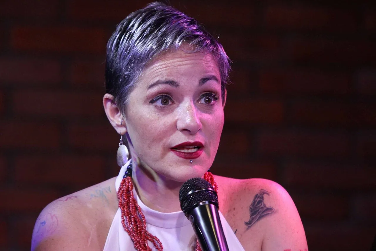 Lolita Cortés se tatúa antes de su cirugía por cáncer de mama