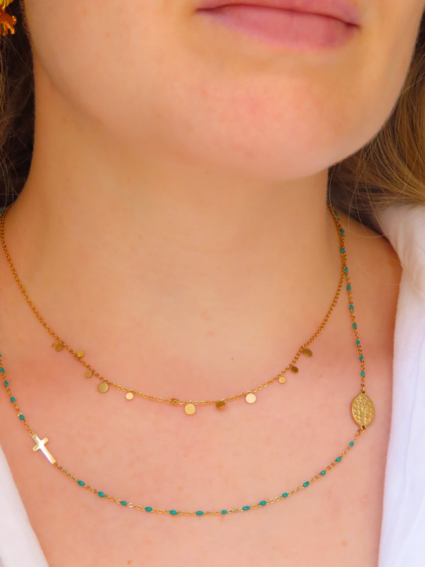 We are in love with this minimalistic coin necklace! You can create beautiful layers by using this beauty