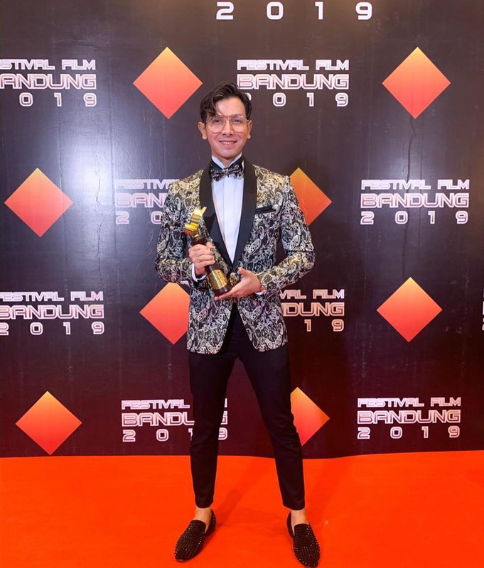 Sonny Septian saat menang Pemeran Pria Terpuji Film Televisi di
Festival Film Bandung 2019