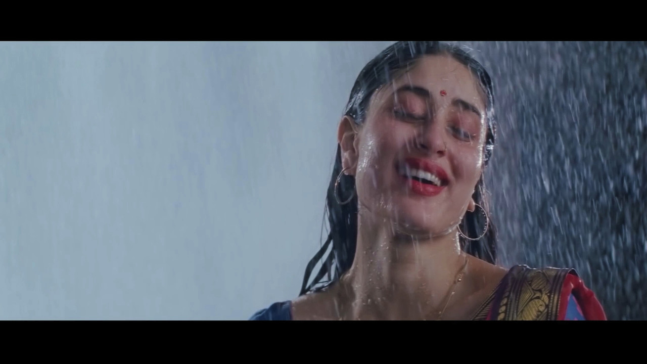 [Image: Kareena-Kapoor-Khan-Hot-Song-From-Chamel...-14-24.jpg]