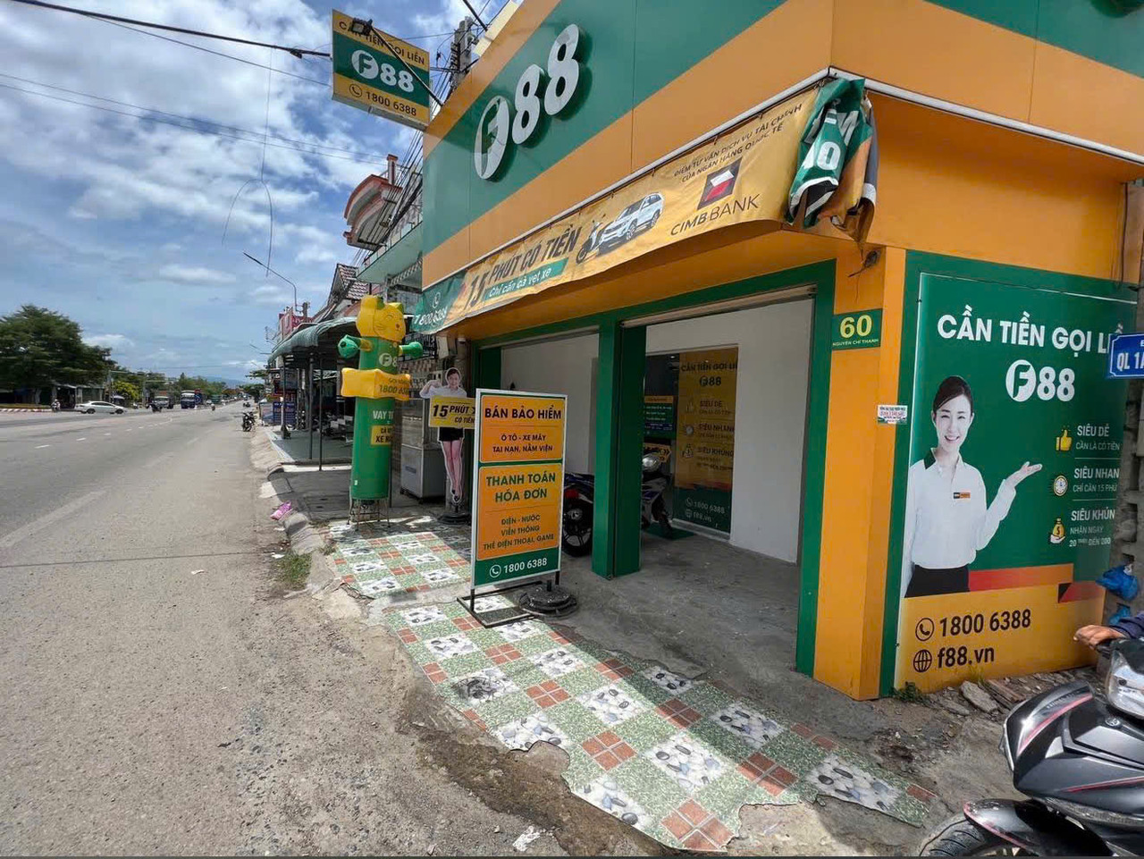 Nhân viên F88 hỗ trợ tại phòng giao dịch 60 Nguyễn Chí Thanh