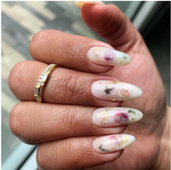 Diseños de uñas de acrílico con flores para lucir esta Primavera