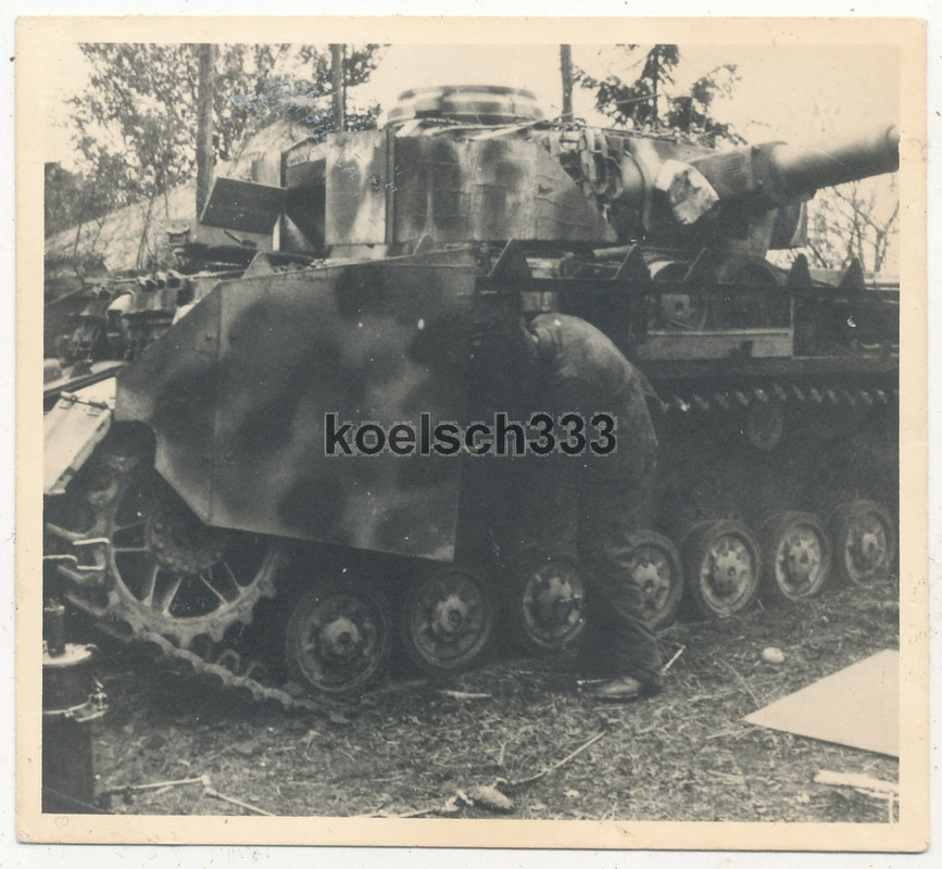 Foto Wehrmacht Panzer IV mit Seitenschürze Tarnanstrich Zimmerit Turmschürze .