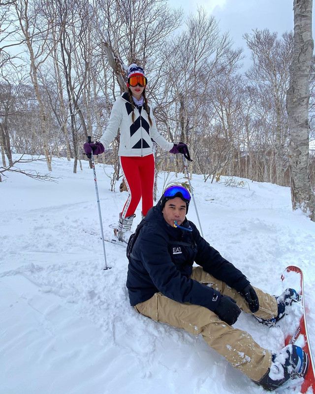 Nia Ramadhani dan Ardi Bakrie main ski di Jepang