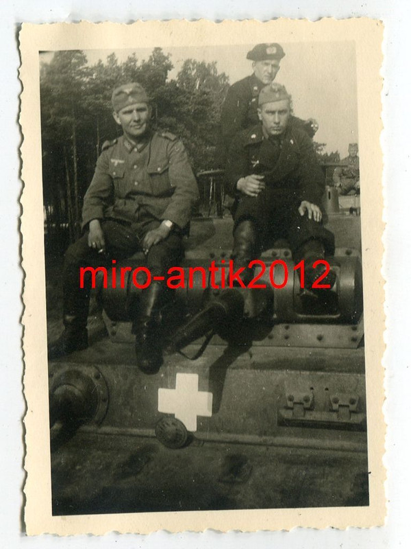 Foto, Panzerregiment 1, Panzermänner auf ihrem P