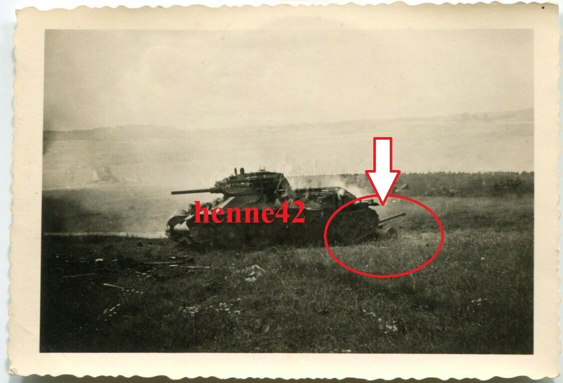 Foto Wehrmacht abgeschossener Panzer T34 überrollt Deutsche 5 cm Pak 38