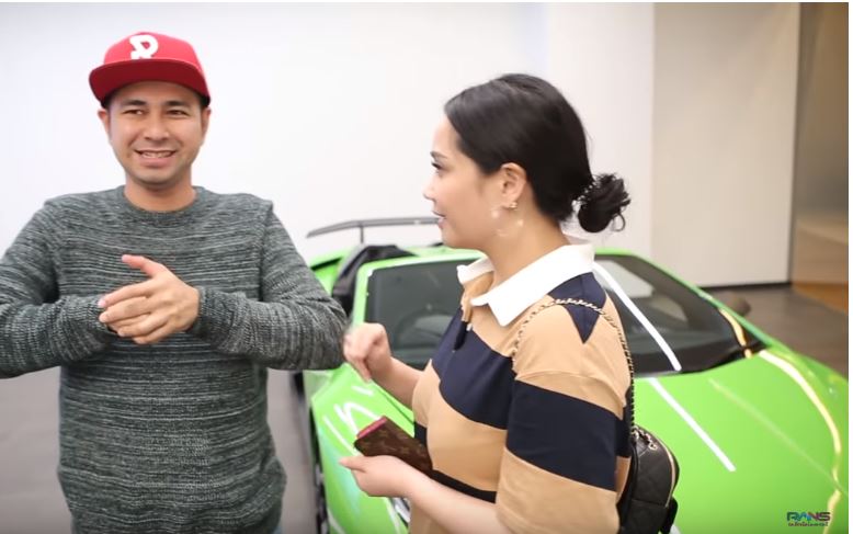 Keluarga Raffi-Nagita melihat mobil Lamborghini