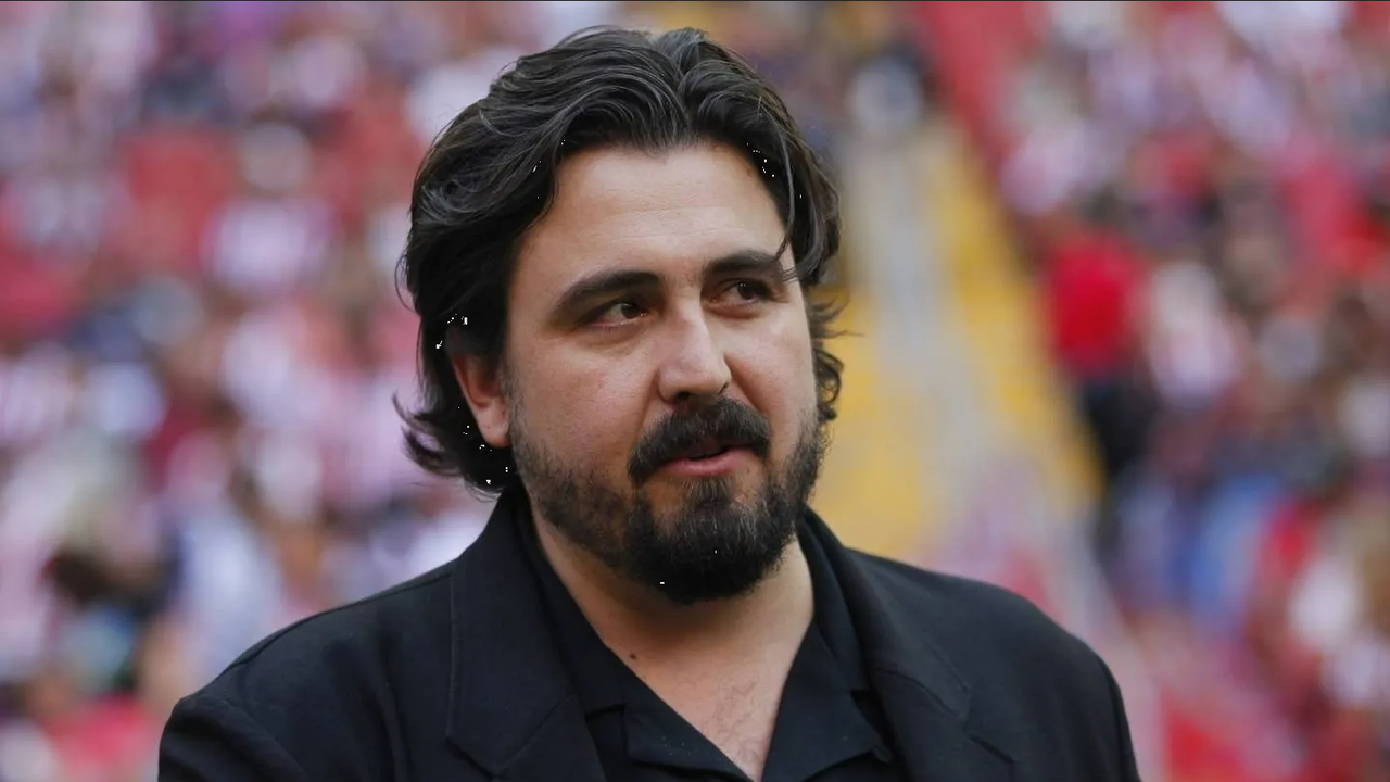 Captan la furia de Amaury Vergara y Fernando Hierro por la derrota de Chivas