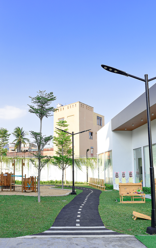 Khuôn viên bên ngoài với đường đi trải nhựa